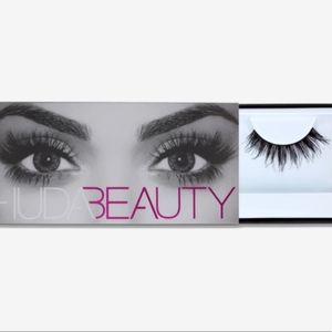 Huda Beauty False Lashes in Samantha #7